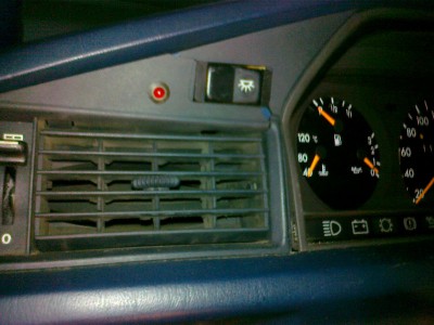 pęknięty plastik i kratka.jpg